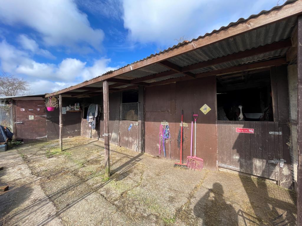 Lot: 125 - EQUESTRIAN SITE WITH FOUR STABLES, HAY BARN, SAND SCHOOL AND DILAPIDATED MOBILE HOME - Four stables and tack room